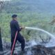 SATBRIMOB POLDA KEPRI GERAK CEPAT PADAMKAN KEBAKARAN LAHAN DI TIWANGKANG