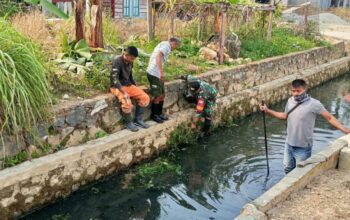 Tingkatkan Kepedulian Lingkungan, Babinsa Koramil 1417-08/Mandonga Kerja Bakti Bersihkan Kali BTN Lacinta 2