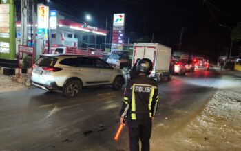 Reaksi Cepat, Personel Gabungan Polres Tana Toraja Atur Lalu Lintas di SPBU Tete Bassi