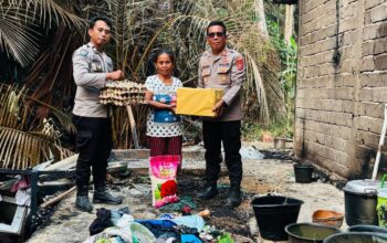 Polisi Bersama Masyarakat, Polsek Lamasi Bantu Korban Kebakaran Rumah di To’pongo