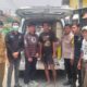 Responsif terhadap Laporan Petugas Kesehatan, Bhabinkamtibmas Lapajung Bantu Evakuasi Pasien ke RSUD Latemmamala