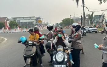 Waspada Dampak Asap, Sat Lantas Polres Bulukumba Bagikan Masker kepada Pengguna Jalan