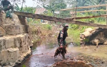 Sambut Pembangunan Jembatan Beton Tahap VIII, Babinsa Koramil Poasia Bersama Warga Gotong Royong Bersihkan Area