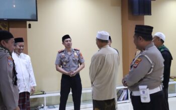SUBUH KELILING, KAPOLRES TANA TORAJA PERERAT SILATURAHMI DENGAN JAMAAH MASJID RAYA MAKALE