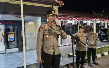 Kapolres Enrekang Pimpin Apel Pengecekan Personel Malam Hari, Pastikan Pelaksanaan Tugas Berjalan Lancar