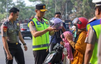 Kapolda Sultra Turun Langsung Atur Lalu Lintas, Bagikan Helm Gratis dan Edukasi Pengendara