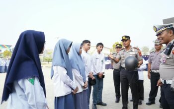 Kapolresta Kendari Gelar Polisi Peduli Pendidikan, Edukasi Siswa dan Bagikan Helm SNI