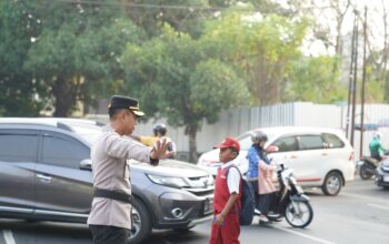 Turun Langsung Saat Commander Wish, Sosok Kapolres Parepare Dipuji Pengendara dan Orang Tua Siswa