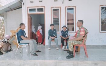 Hadir di tengah masyarakat, Babinsa bagikan informasi peluang berbakti kepada negara serta ajak generasi muda segera mendaftar TNI-AD