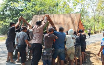 Wujudkan Polisi Bersama Masyarakat, Kapolres Enrekang Turun Langsung Bantu Evakuasi Mobil Box yang Mengalami Kecelakaan
