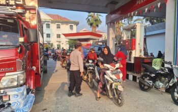 Antisipasi Antrean Panjang BBM, Polsek Anggeraja Lakukan Pengamanan di SPBU Sossok