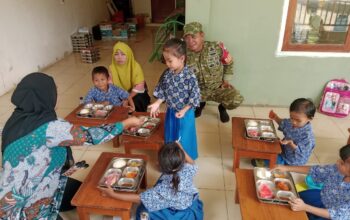 Dukung Peningkatan Gizi Anak, Babinsa Koramil 1417-12/Soropia Mendampingi Program Makan Bergizi Gratis di Lalonggasumeeto
