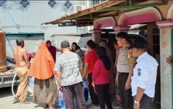 Bhabinkamtibmas Surutanga Bersama Lurah Salurkan Air Bersih Kepada Warga Terdampak Kemarau