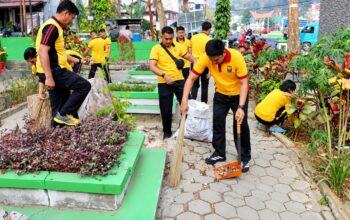 Kapolres Tana Toraja Pimpin Jumat Bersih di Pasar Seni Makale, Tunjukkan Kepedulian terhadap Lingkungan