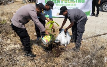 Cegah Abrasi, Polresta Banggai Tanam Pohon di Pantai Desa Biak